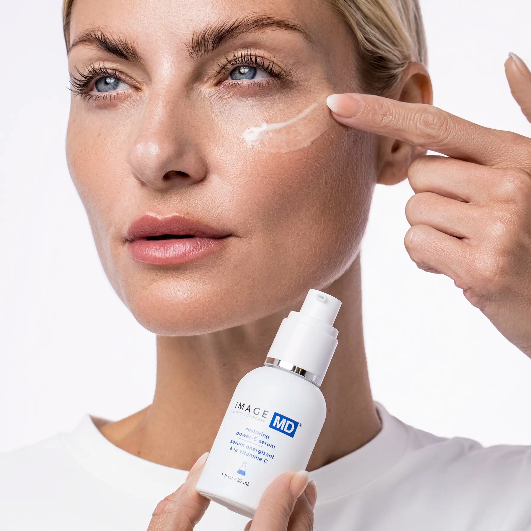 model applying power c serum