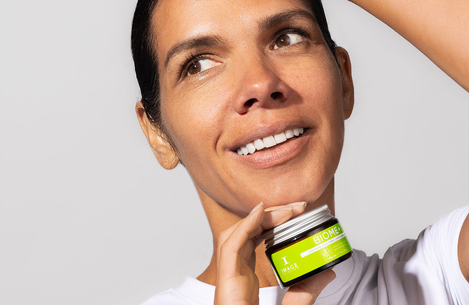 model holding biome cloud creme 