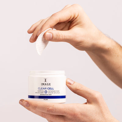 model hands pulling pad out of clear cell pad container 